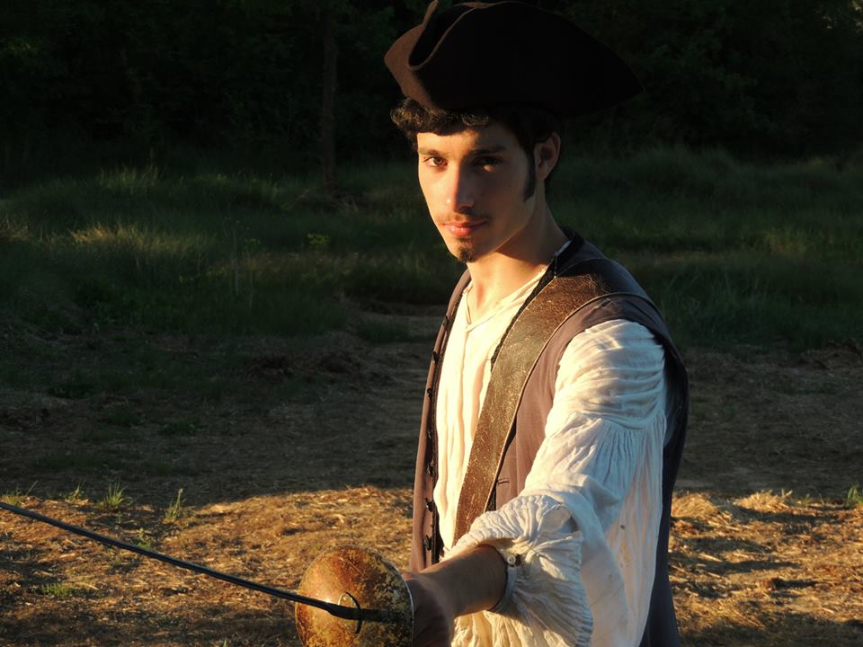 Intèrpret amb vestuari de pirata i espasa en una escena d'esgrima teatral a Manresa
