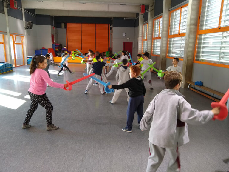 Infants practicant esgrima amb material adaptat a l’Escola Bages