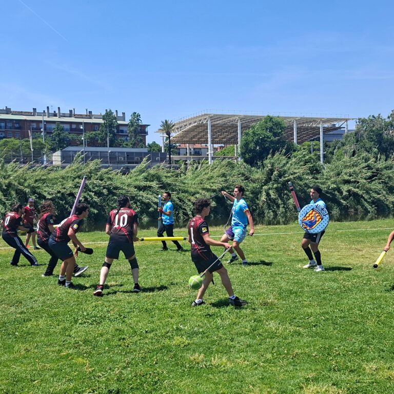Jugadors de Jugger en un partit amb armes encoixinades