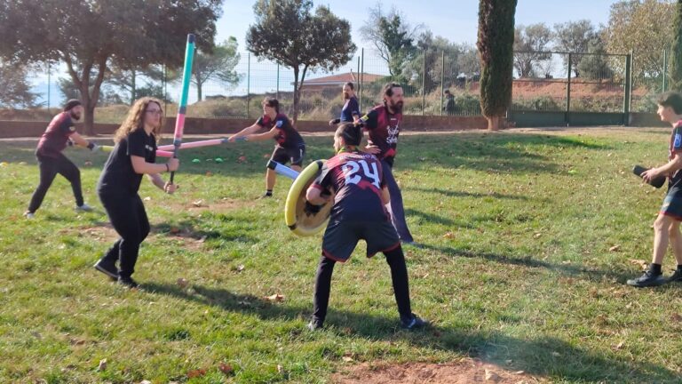 Partit de Jugger amb armes encoixinades en un camp de gespa