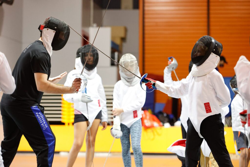 Alumnes del Club d’Esgrima SH Manresa en una classe de sabre