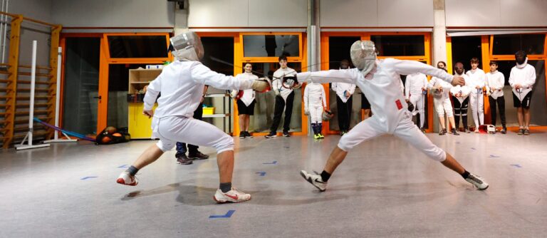 Dos tiradors practicant sabre esportiu al Club SH Manresa